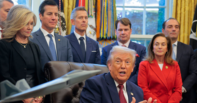 Trump Touts U.S. Economy During EO Signing: ‘Hottest Country Anywhere in the World’