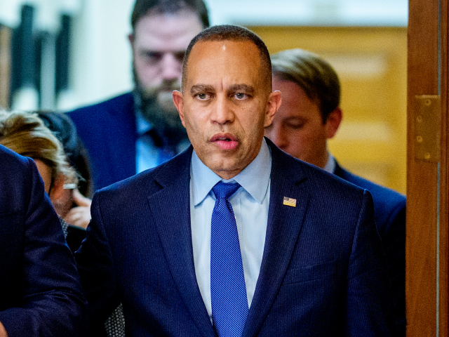 GettyImages-2251924723 Hakeem WASHINGTON, DC - DECEMBER 18: House Minority Leader Hakeem Jeffries (D-NY) walks towards t
