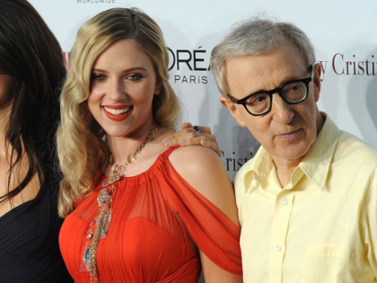 Cast members Penelope Cruz (L) and Scarlett Johansson pose with director Woody Allen (R) a