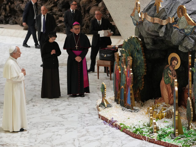 Pope Leo prays in front of Nativity scene Pope Leo XIV prays in front of Nacimiento Gaudium, a nativity scene set in the Paul VI Hal