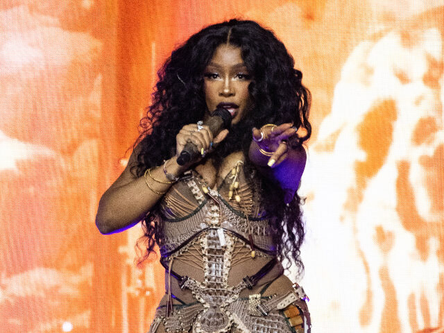 GLASTONBURY, ENGLAND - JUNE 30: SZA performs on The Pyramid … GLASTONBURY, ENGLAND - JUNE 30: SZA performs on The Pyramid Stage during day five of Glast