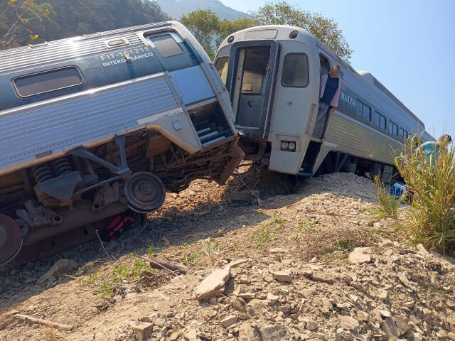 13 Dead in Mexico’s Navy‑Operated Train Wreck Tied to Former President’s Family’s Alleg