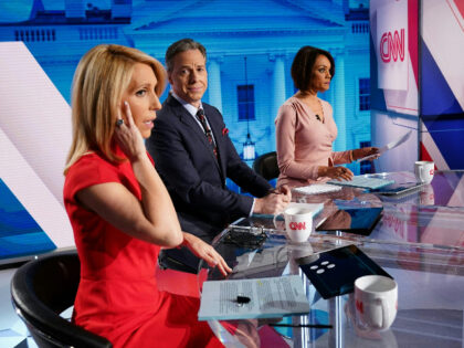 CNN news anchor Jake Tapper (C), flanked by Univision's news anchor Ilia Calderón (R