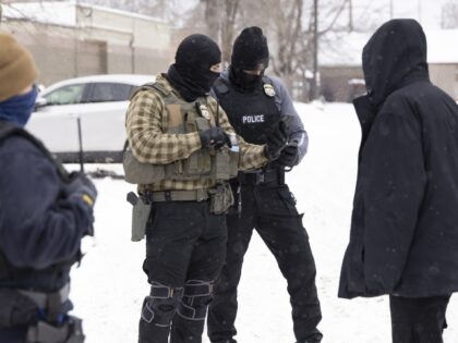 ice-minnesota-somalians-getty MINNESOTA, UNITED STATES - DECEMBER 10: Immigrations, Customs, and Enforcement officers qu