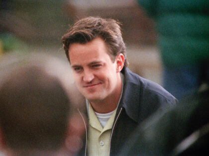 L'acteur américano-canadien Matthew Perry sur le tournage de la série Friends à Lo