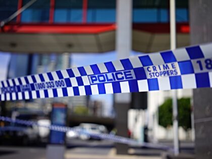 Melbourne Police block areas around Flinders Street and Melbourne Docklands as suspicious