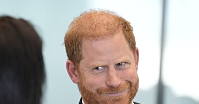 
                            Prince Harry Mocks American Voters, Takes Shots at 'King' Trump on Stephen Colbert