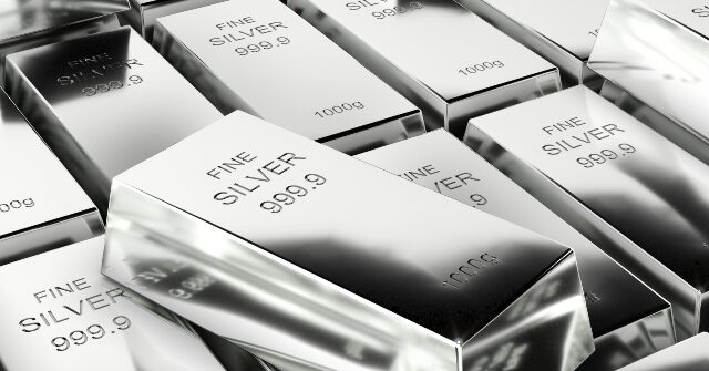 'Není to dobré:' Elon Musk vyjádřil znepokojení nad vysokotechnologickou výrobou kvůli rostoucím cenám stříbra