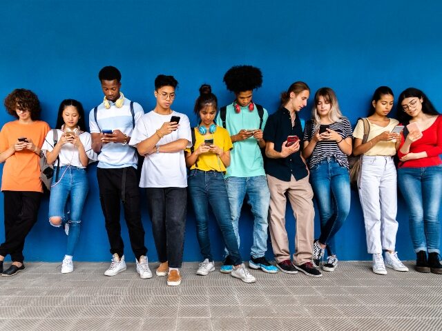 Parents Worldwide Debate Teenager Social Media Ban Following in Australia’s Footsteps