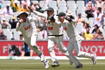 Australia's Marnus Labuschagne (L), Usman Khawaja (C) and Alex Carey (R) celebrate af