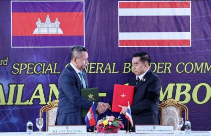 Cambodian Defence Minister Tea Seiha (L) and his Thai counterpart Nattaphon Narkphanit sig