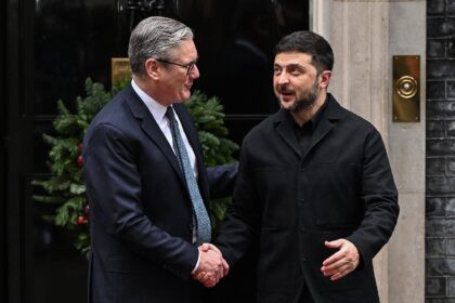 Ukrainian President Volodymyr Zelensky (R) met with British PM Keir Starmer (L), Germany C