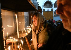 Christmas poll: Fewer in U.S. observe religiously; secular events steady