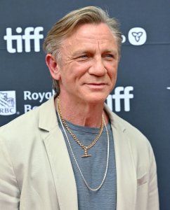 Daniel Craig talks 'holy grail' of crime in 'Wake Up Dead Man' clip