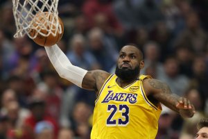 Lakers' LeBron James stuffs one-handed dunk over 7-foot-1 Spurs center