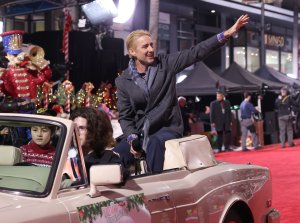 Luke Wilson leads Hollywood Christmas Parade