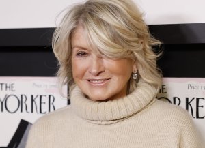 Martha Stewart introduces Snoop Dogg's 'Holiday Halftime Party'