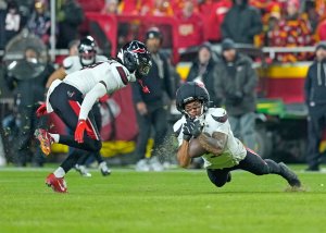 Relentless Texans lean on elite defense to rattle Mahomes, Chiefs