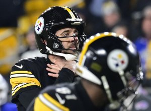 Rodgers, Steelers 'castoffs' eliminate Dolphins from playoff picture