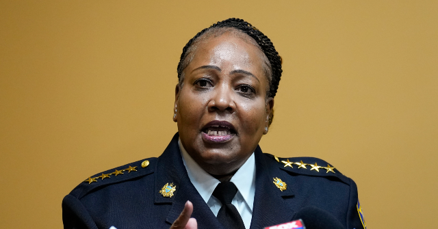 عمدة فيلادلفيا يدعو رجال شرطة ICE “المزيفين والمتمنيين” إلى انتهاك القانون القانوني و”الأخلاقي”