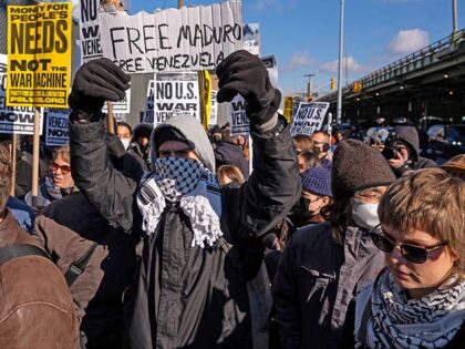 A protester holds a sign reading "Free Maduro" outside Metropolitan Detention Center on Su