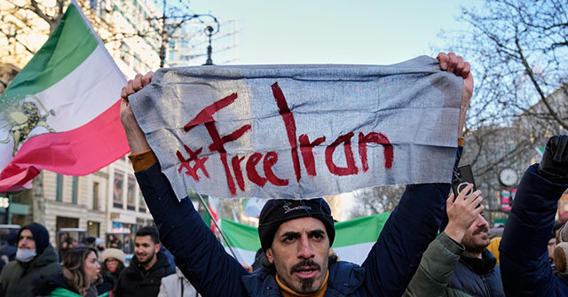 
                            Iran’s Ruling Elites 'Frantically Wiring' Millions Abroad