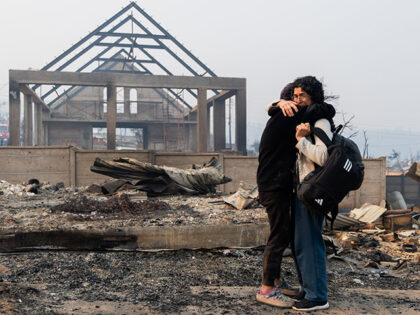 Title: APTOPIX Chile Wildfires Image ID: 26019521014442 Article: Mirtza Aguilera, right, a