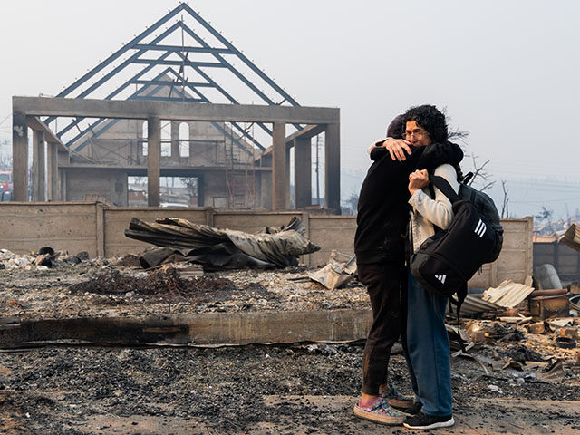 Title: APTOPIX Chile Wildfires Image ID: 26019521014442 Article: Mirtza Aguilera, right, a