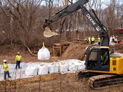 Title: Potomac River Sewage Image ID: 26023735237556 Article: Workers build a cofferdam to