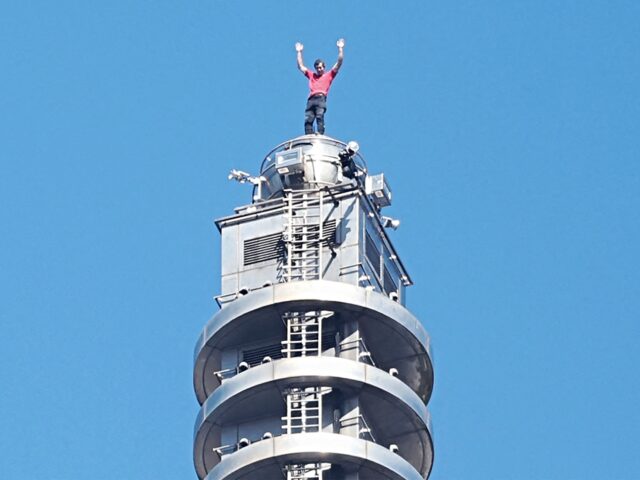 WATCH: American Climber Summits 1,667-Foot Skyscraper with No Ropes