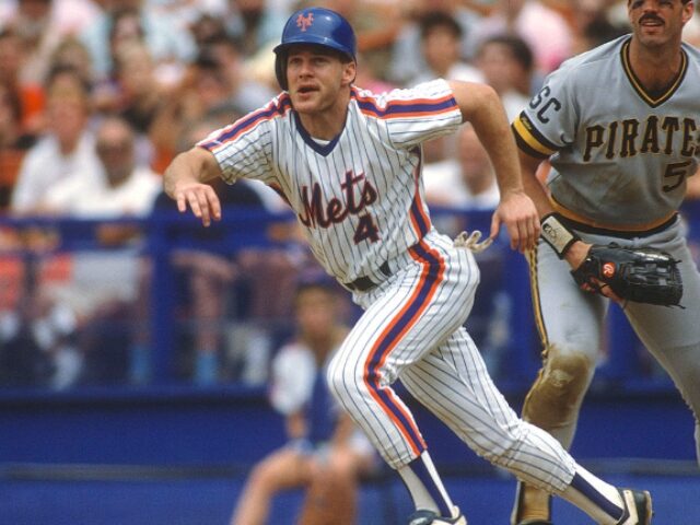 NEW YORK - CIRCA 1986: Lenny Dykstra #4 of the New York Mets runs the bases against the P