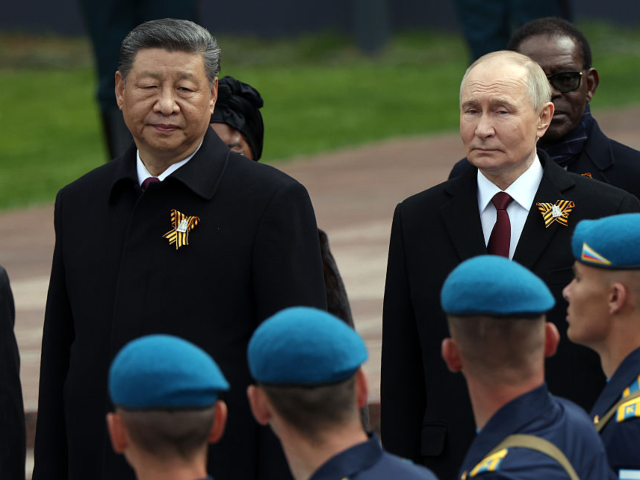 MOSCOW, RUSSIA - MAY 9 (RUSSIA OUT) Russian President Vladimir Putin (C) and Chinese Presi