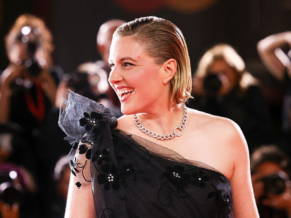 VENICE, ITALY - AUGUST 28: Greta Gerwig attends the "Jay Kelly" red carpet during the 82nd