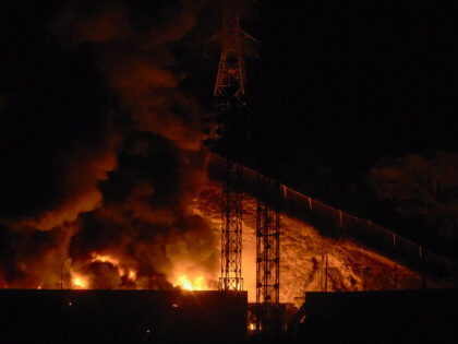 TOPSHOT-VENEZUELA-US-CONFLICT-CRISIS TOPSHOT - Picture of fire at Fuerte Tiuna, Venezuela's largest military complex, afte
