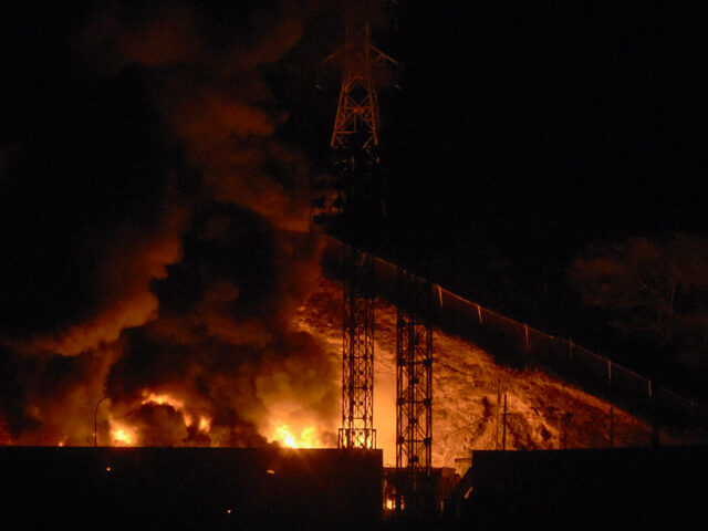 TOPSHOT-VENEZUELA-US-CONFLICT-CRISIS TOPSHOT - Picture of fire at Fuerte Tiuna, Venezuela's largest military complex, afte