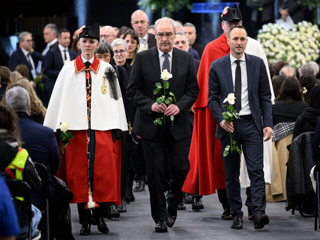 SWITZERLAND-FIRE-ACCIDENT-TOURISM Swiss Federal President Guy Parmelin (C) and head of government of the Canton of Valais Ma