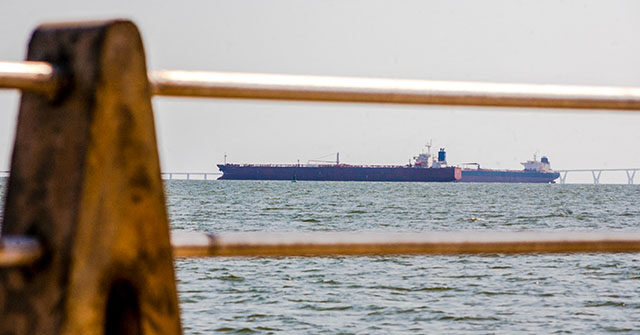 Ship Trackers Spot a Dozen Alleged Oil Tankers Fleeing Venezuela in ‘Dark Mode’