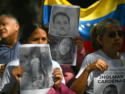 WATCH: Venezuelan Ex-Political Prisoner Dresses as Teddy Bear to Surprise His Children