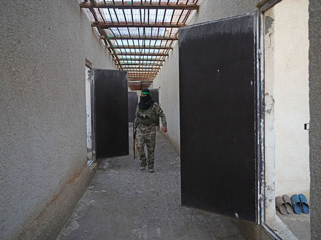 20 January 2026, Syria, Al-hasakah: A member of the Syrian government forces walks in an e