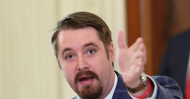 WATCH: Minneapolis Cops Tell Journalists to 'Leave the Area' After Attack