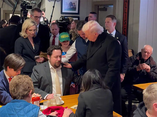 Iowa Man Stops President Trump at Restaurant to Pray for Him