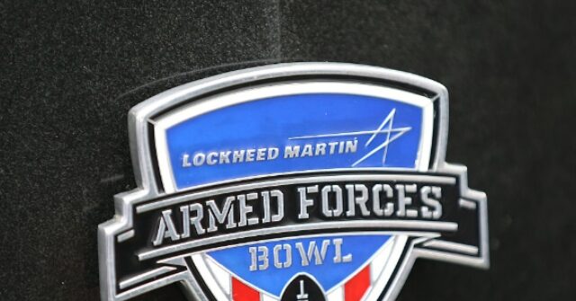 WATCH: Parachutist Falls to Ground Before Armed Forces Bowl