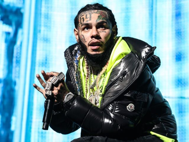 ekashi 6ix9ine MIAMI, FLORIDA - DECEMBER 17: Rapper Tekashi 6ix9ine performs during the MiamiBash 2021 at