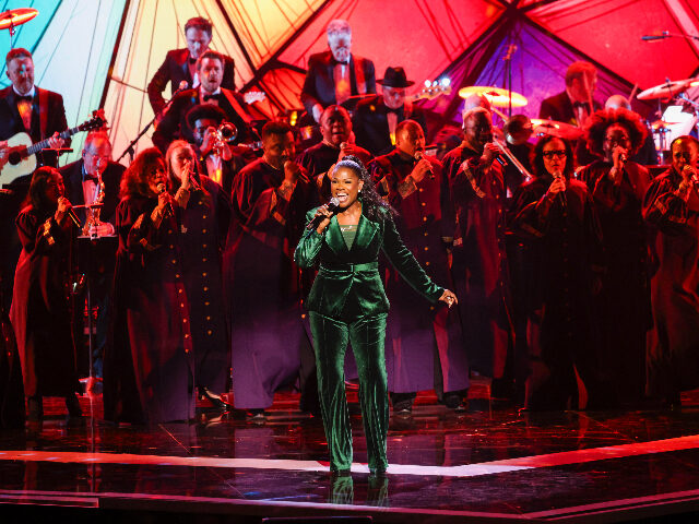 WASHINGTON - DECEMBER 23: Pictured: Debbie Winans performs at THE 48TH ANNUAL KENNEDY CENT