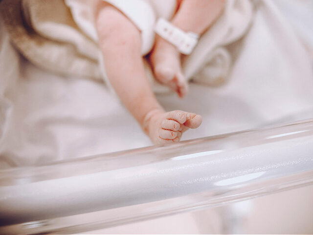 pexels-vidalbalielojrfotografia-newborn-baby-feet-hospital-bracelet newborn baby at hospital