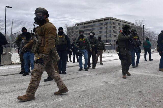 Des membres des forces de l'ordre fédérales pendant une manifestation à Minneapoli