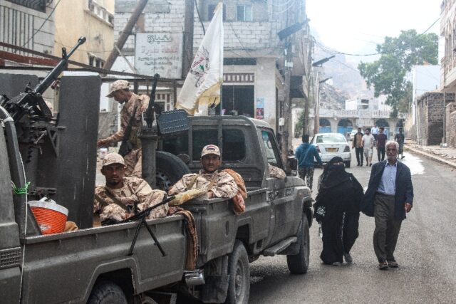 Separatists in Yemen's Aden have announced a curfew amid fears of clashes with pro-Sa