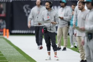 Chargers to hire ex-Dolphins coach Mike McDaniel as offensive chief