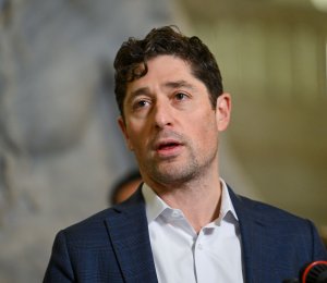 Some federal immigration agents to depart Minneapolis on Tuesday, mayor says