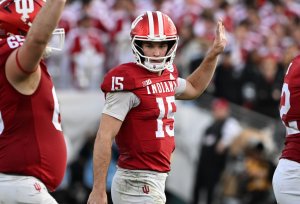 Indiana's Mendoza, Miami violence key in college football finale